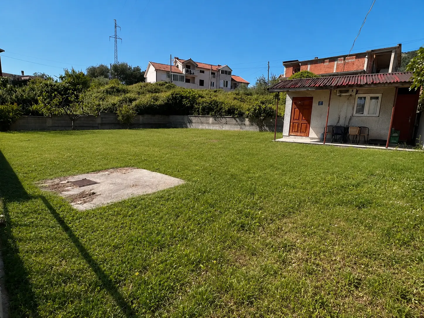 Empty back garden before the padel court was built